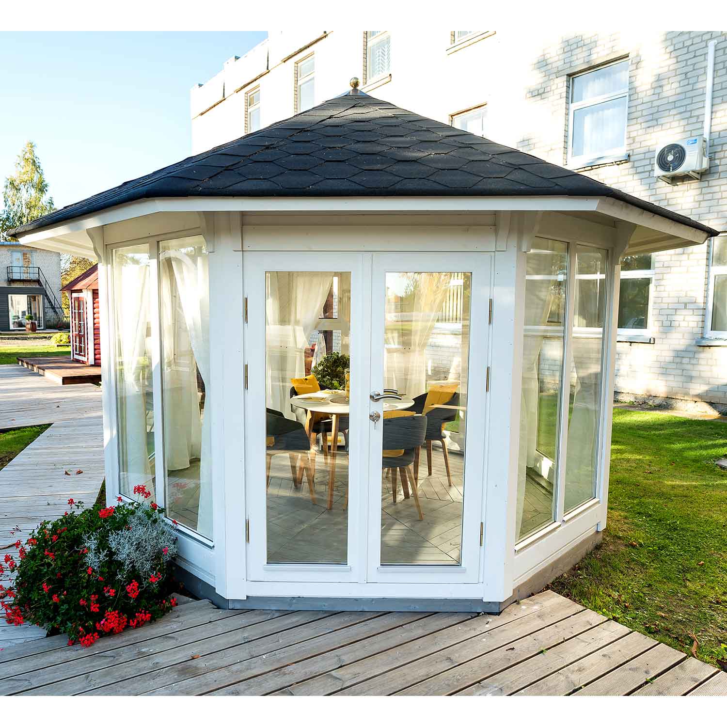 Octagonal Pavilion With Large Windows (10 m²)